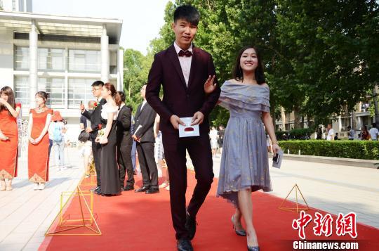 6月15日，山东大学经济学院2018届毕业生集体走红毯，纪念即将结束的大学生活，为毕业增添仪式感。　郝学娟　摄