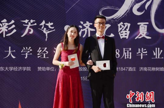 记者当日在现场看到，毕业生们盛装出席、晒颜值、秀气质，场面堪比明星盛典。“小鲜肉”穿西装、打领结，“小仙女”穿晚礼服、换高跟鞋、化精致妆容，每个人都为这一时刻做了精心准备。　郝学娟 摄