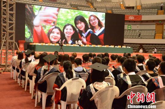 山东大学2019届研究生制作了15秒的毕业短视频,串联青春过往。 孙婷婷 摄