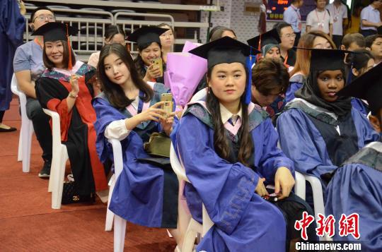 山东大学2019年研究生毕业典礼暨学位授予仪式22日在济南举行。　孙婷婷 摄