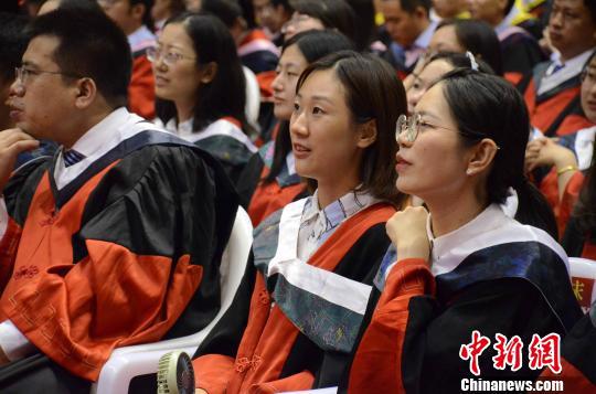 当天的学位授予仪式共为678位博士毕业生、4764位硕士研究生授予学位。 孙婷婷 摄
