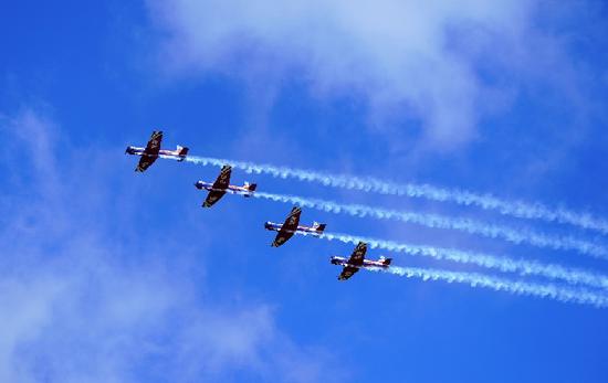 8月30日，“天之翼”飞行表演队在空军航空开放活动上进行飞行表演。新华社记者 王东明摄