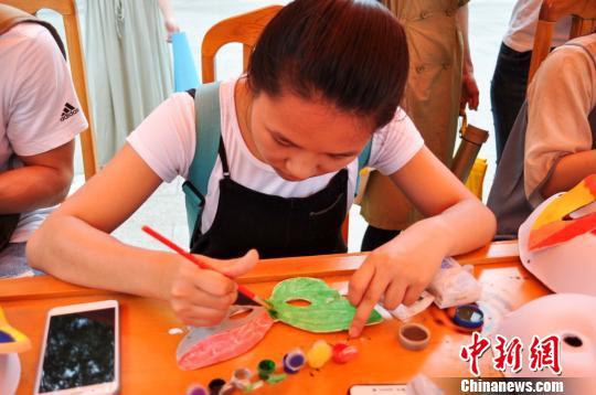 5月8日,江西理工大学学生在绘制心情面具。 马钰玲 摄