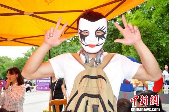 5月8日,江西理工大学学生带着心情面具。 马钰玲 摄