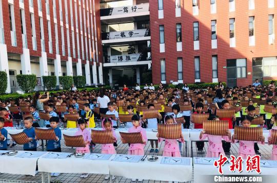 图为福州钱塘文博小学举行纪念孔子诞辰2569周年暨开笔礼活动。　张立庆 摄