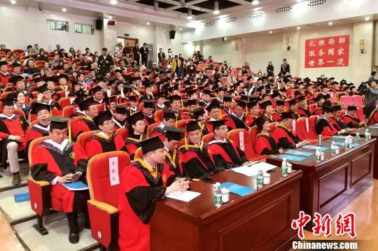 图为学位授予仪式现场。　燕武　摄