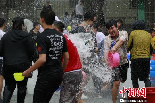 4月15日，华侨大学举办2018年东南亚佛历新年泼水节。　刘沛　摄