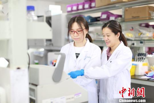 郝茜和她的马来西亚籍导师。 叶佳琪 摄