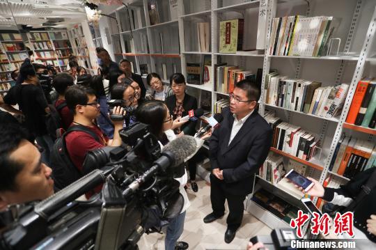 上海市新闻出版局局长徐炯接受采访。　张亨伟 摄