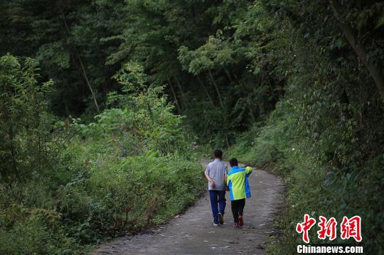 除了周末回家，其他时间陈传斌都在学校和陈烨在一起 李风 摄