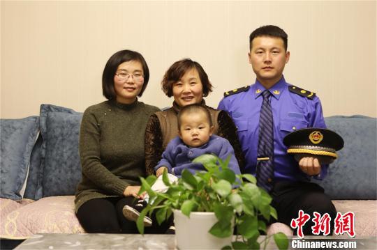 吕金洋为他人拍摄的全家福 受访者供图 摄