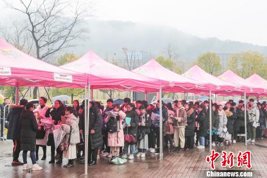 雨中正在排队的考生。　校方提供