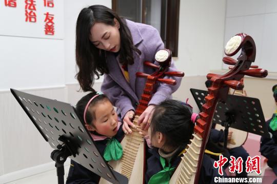中州路小学的同学们在老师的指导下练习乐器　郑逸洁　摄