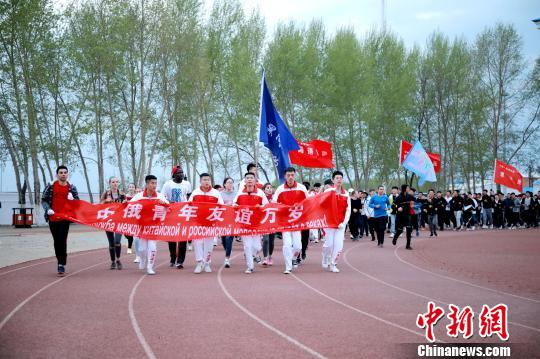 中俄青年“手牵手”友谊环校跑 马奔 摄