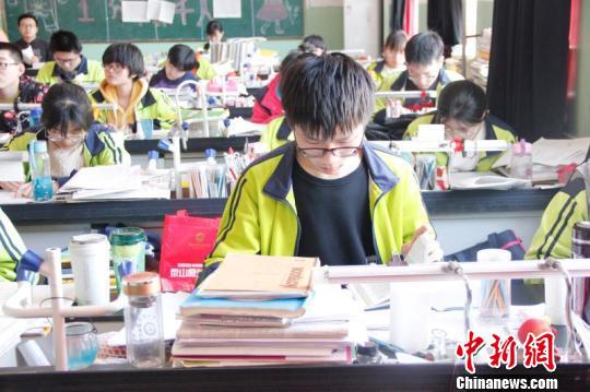 兰逸鑫在温习功课。 邢云 摄