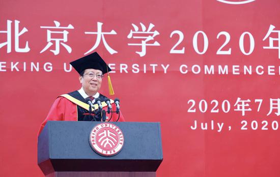 北京大学校长郝平在演讲中表示,大学人文与科学精神没有变。 图源:北京大学