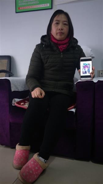 苏女士手机里保存着女儿9岁的照片，她有空就会拿出来看