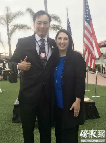 共和党现任主席罗娜·罗姆妮·麦克唐尼尔 （Ronna Romney McDaniel）女士与特朗普亚太裔顾问委员会成员之一王湉。图片来源：美国《侨报》（照片由采访对象提供）