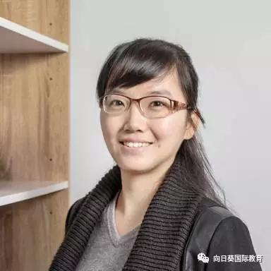 马婧璇，新航道澳洲学校校长，中国人民大学经济学学士，美国贝勒大学（Baylor University） 经济学硕士、全额奖学金获得者，在读期间代表贝勒大学参加巴菲特问答交流活动，并受到巴菲特的宴请。