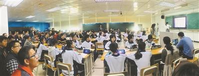 在广州开发区中学的智慧课堂上，学生人手一台Pad。（刘晓星/《广州日报》）