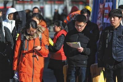 　昨日，北京五十中分校，2018年国家公务员考试开考。图为申论考前，考生们在考场外温书。新京报记者 彭子洋 摄