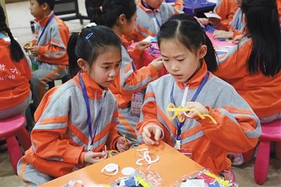 在一师附小的乐考中,学生阅读绘本并动手制作面具。 通讯员 徐学同 景宇佳