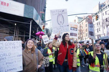 万人手举标语参与纽约女性大游行。（美国《侨报》/陈辰 摄）