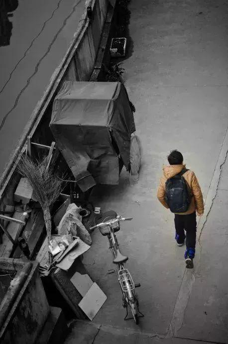 距离中考87天。早上骑车去上学,中午走回来,吃晚饭再走着去,晚上骑车回来。