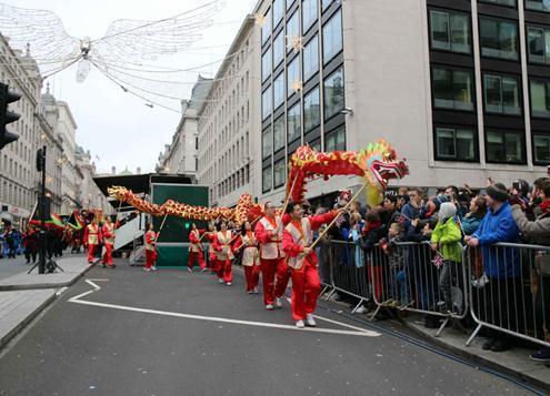 “花式龙”与路边观众互动。（图片来源：欧洲时报记者 陈述 摄）