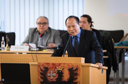 杨明先生在德国黑森州议会发言。