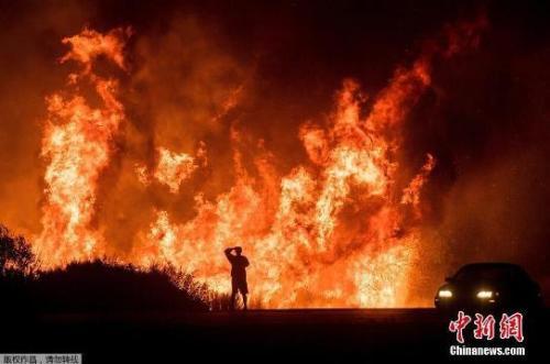 美国加州山火失控 所到之处化为一片火海