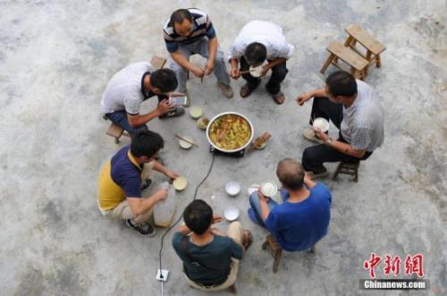 资料图:贵州黄平坚守33年的乡村教师。中新社记者 贺俊怡 摄