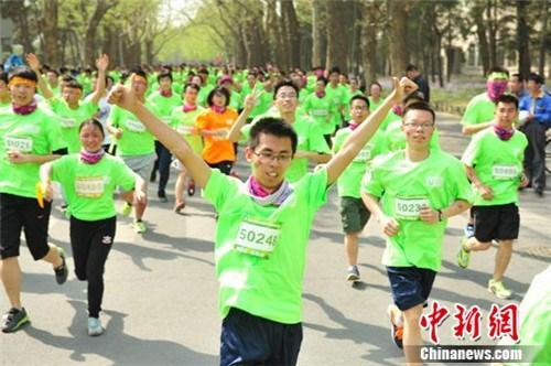 资料图：大学生参与跑步活动。