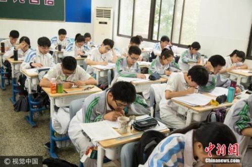 资料图：高中课堂学生在听课、做题。图片来源：视觉中国