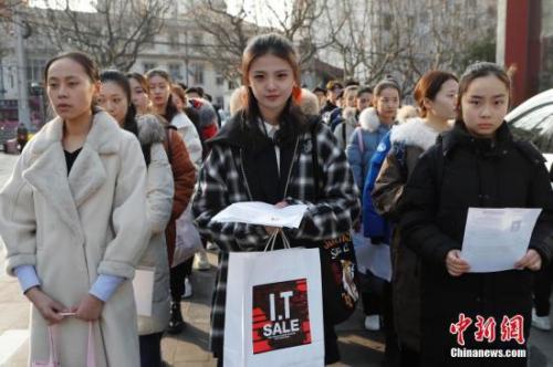 上海戏剧学院2018年艺考现场，考生正在排队 中新社记者 殷立勤 摄