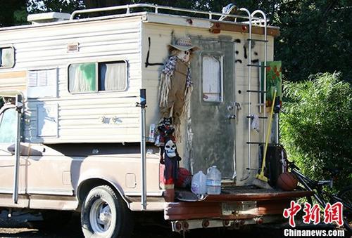 资料图：美国硅谷山景城克里山托大道停靠的房车。越来越多的工薪阶层无力负担房租，选择住在房车里。中新社记者 刘丹 摄