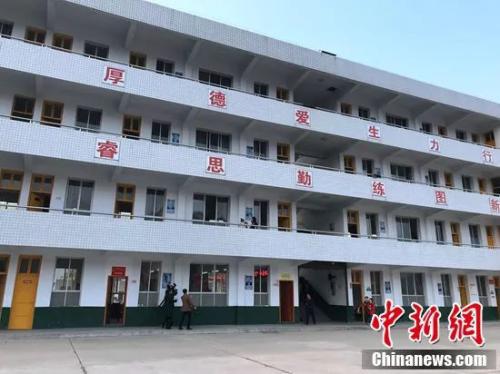 皂市镇中心学校,初二的教室在教学楼的三楼。邓霞摄