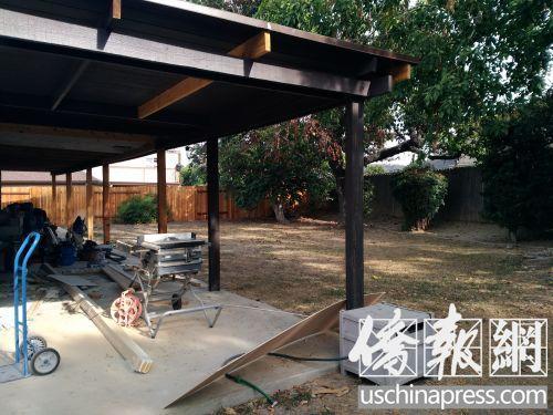 一户华人居民改建后的后院十分宽敞。(美国《侨报》记者翁羽摄)