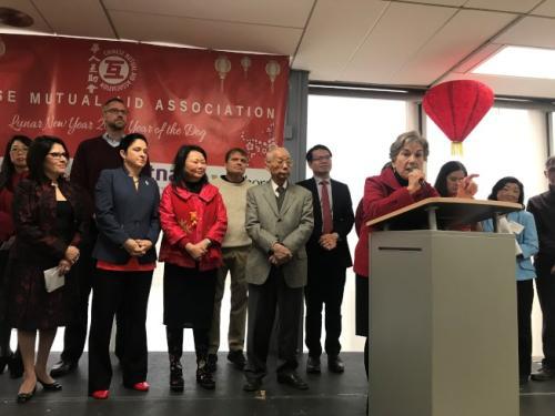 伊利诺伊州国会众议员夏考斯基(讲话者)吁符合资格者,尽快完成选民登记,才能以选票发声,争取权益。(美国《世界日报》特派员黄惠玲╱摄影)