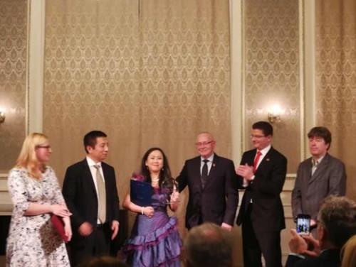 琼格拉德州州长高高什（右三）作为颁奖嘉宾为张瑜（左三）颁发“欧中文化成就奖”。（图片来源：匈牙利“欧洲华通社”）
