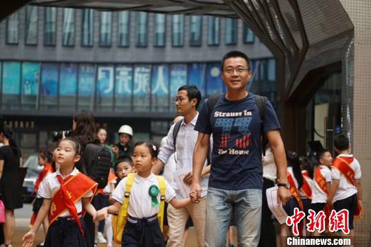 杭州长江实验小学家长接送孩子。校方提供