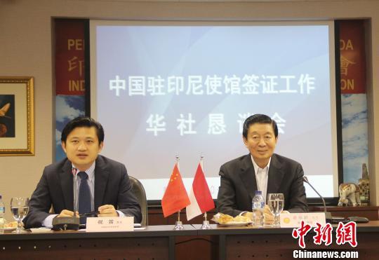 图为在6月15日举行的签证工作华社恳谈会上,中国驻印尼大使馆领事部参赞祝笛(左)介绍中国签证政策。 林永传 摄