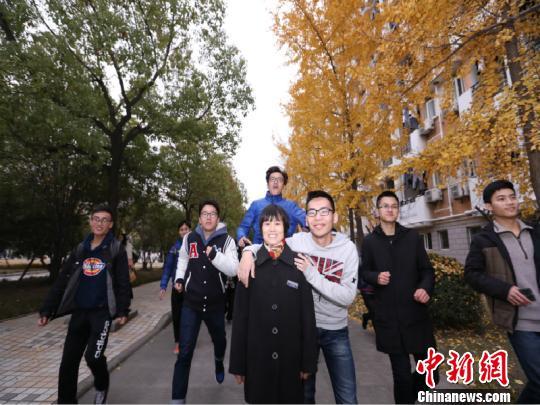 徐阿姨与27幢的学生们。潘旻 摄