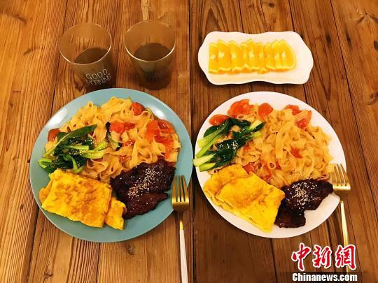 杨小娜做的早餐每天都要有肉、有蔬菜水果、流食、主食，可以做到一个月不重复。受访者提供