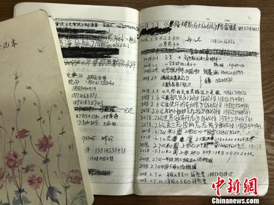 这个图书室吸引了周边不少居民前来登记借书,图为借书明细。 孙权 摄