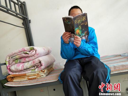 图为石家庄市少年儿童保护教育中心的孩子在看图书。 李洋 摄