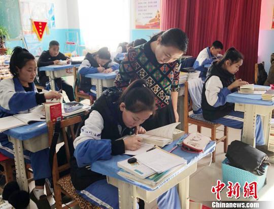 图为杨冬梅指导蒙古族学生正确读、写汉字。受访者供图