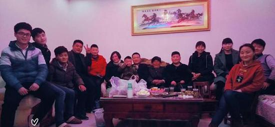 戊戌年四代同堂的合影，左一为口述人赵龙。 本文图片均为受访者 供图