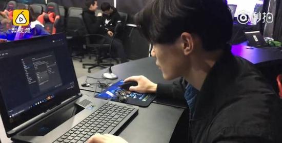 班里共有8个女生，12个男生。这位是第一批学生之一。