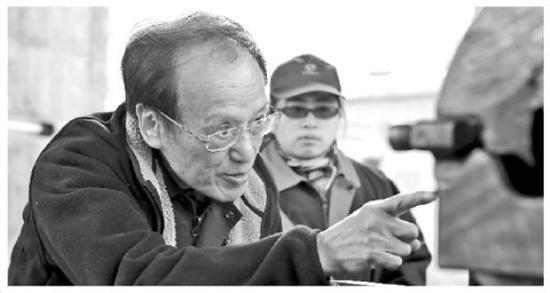 王泽山院士在辽阳试验场。　 法制日报 图